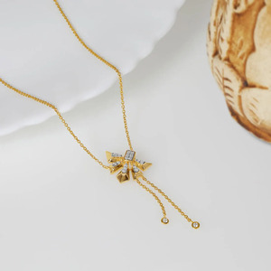 Collier classique en diamant avec barre centrale, deux accents ronds latéraux et un design minimaliste et épuré - Product Image 4