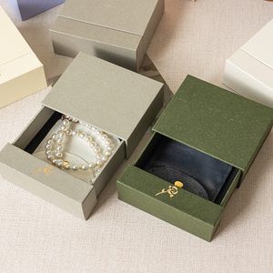 Boîte à bijoux en peluche avec fermeture à boucle de luxe, logo imprimé personnalisé, respectueuse de l'environnement - Product Image 1