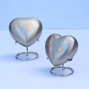 โกศทองเหลืองคุณภาพสูงสำหรับใส่เถ้ากระดูกสัตว์เลี้ยง รูปหัวใจสลักลาย โกศเผาศพสัตว์เลี้ยง รูปหัวใจทองเหลือง/ดีบุก ทำด้วยมือ โกศรูปอุ้งเท้าสัตว์เลี้ยง - Product Image 3