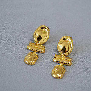 Nouvelle Arrivée Pantera Grandes Boucles d'Oreilles Vintage Statement en Alliage de Zinc Doré avec Perles Baroques Clous d'Oreilles Artisanaux - Product Image 3