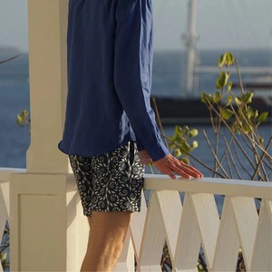 กางเกงว่ายน้ำผู้ชายทรงลำลองแบบสวมใส่สบาย สีรุ้ง ผลิตจากไนลอนโพลีเอไมด์ 100% แห้งเร็ว มีกระเป๋าข้าง เอวยางยืดระดับกลาง - Product Image 4