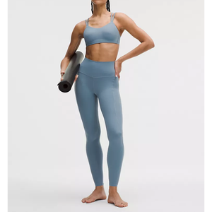 Ensemble de yoga réversible en dentelle pour femme avec logo personnalisé, haut court et leggings évasés en Spandex/Nylon, séchage rapide et respirant - Product Image 3