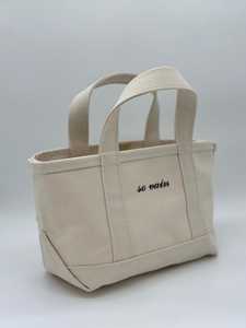 Sac fourre-tout en toile blanche minimaliste artisanal pour femmes, sac à main en tissu de coton robuste avec poche avant et détail du logo rouge - Product Image 2