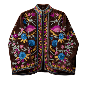 Chaqueta de terciopelo marrón moca de lujo del fabricante, con bordado elaborado, manga larga y ajuste cómodo. - Product Image 1