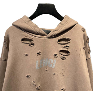 เสื้อฮู้ดดี้โอเวอร์ไซส์ผ้าฝ้ายฟลีซ 100% สำหรับผู้ชาย พิมพ์ลายโลโก้แบบดิสเทรสที่แขนเสื้อ และพิมพ์ลายสกรีนที่ฮู้ดดี้ - Product Image 4