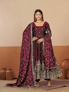 Conjunto de Vestido de Seda con Brillo Intenso y Bordado, con Lentejuelas y Cordones, Dupatta y Pantalón, Estilo Tradicional, Protección Solar, Secado Rápido - Product Image 1