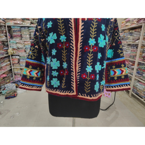 เสื้อแจ็คเก็ตกำมะหยี่ปักมือสำหรับผู้หญิง คอจีน แขนยาว ลายดอกไม้สไตล์ชาติพันธุ์ สำหรับฤดูหนาว ของขวัญสำหรับเธอ - Product Image 3
