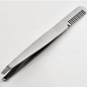 Pince à épiler de luxe haut de gamme, faite à la main, en acier inoxydable, ultra-affûtée, à pointe inclinée, avec peigne intégré pour la définition des sourcils - Product Image 6