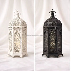 Farol marroquí de metal y vidrio como centro de mesa - Product Image 1