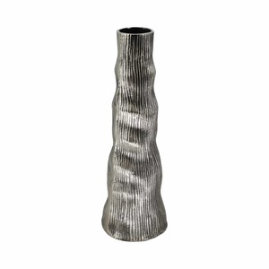 Vase de table en métal fait main Drift Vessel, finition argentée, design industriel, 39 cm de hauteur, texture géométrique, décoration - Product Image 1
