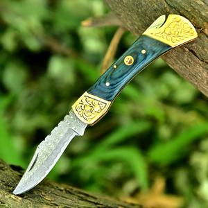 Couteau de chasse pliant artisanal, lame en acier Damas gravée, manche en bois, couteau personnalisable OEM - Product Image 2