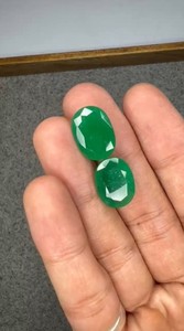 Paire de 14,53 carats d'émeraudes naturelles zambiennes, taille ovale, vertes, certifiées IGI, avec jeu de couleurs, pour boucles d'oreilles, pendentifs et fabrication de bijoux sur mesure - Product Image 3