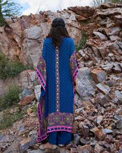 Bordado a Mano en Toda la Prenda Delantera y Trasera Combinado con Pantalones Anchos de Crepé 100% Algodón Adornados con Lentejuelas Geométricas y Espejos - Product Image 5