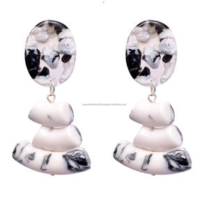 Boucles d'oreilles en résine de couleur personnalisées luxueuses fabriquées à la main pour femmes accessoires de mode hautement polis de haute qualité d'Inde - Product Image 3