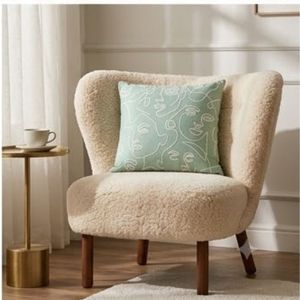 Housse de coussin carrée brodée minimaliste vert menthe en lin et coton lavable, motif portrait, très tendance - Product Image 4