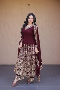 Conjunto de Vestido, Pantalón y Dupatta con Bordado Floral y Lentejuelas, Completamente Cosido, con Forro de Algodón, Diseño de Cuello en V (PZ 1254) - Product Image 1