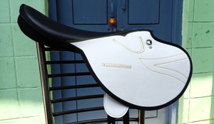 Sillín de Carreras Inglés Sintético de Larga Duración con Estructura de Plástico Resistente, Herrajes de Acero Inoxidable Personalizables y Marca a Medida - Product Image 6