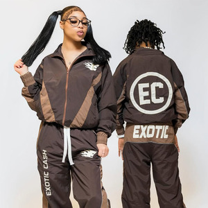 ชุดเสื้อแจ็คเก็ตบอมเบอร์แบบมีฮู้ดพร้อมซิป กันลม ทรงปกติ รุ่น Exotic Cash พร้อมกางเกงขายาว สำหรับผู้ใหญ่ ใส่ได้ทั้งชายและหญิง เหมาะสำหรับฤดูใบไม้ผลิ เนื้อผ้าบาง ระบายอากาศได้ดี สามารถใส่กลับด้านได้ - Product Image 4