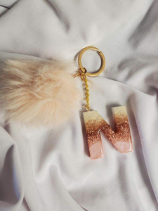 Porte-clés décapsuleur de luxe classique avec breloque alphabet, en résine dorée scintillante, écologique, fait main en Inde, durable, pour sacs - Product Image 3