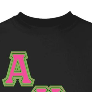 Camiseta Personalizada Negra con Bordado Gráfico para Mujer, Manga Corta, Cuello Redondo, Informal, con Diseño de Letras Alpha Kappa Alpha - Product Image 4