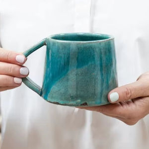 Taza de cerámica artesanal con esmalte turquesa, asa inclinada, pared gruesa para retención de calor, ideal para un atractivo artesanal. - Product Image 1