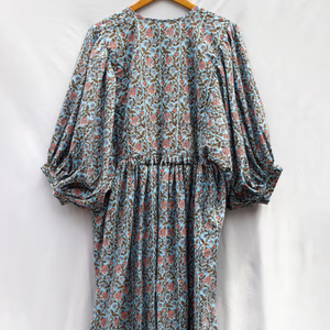 Belle robe en coton à motifs floraux, imprimée à la main, pour un usage décontracté. - Product Image 6