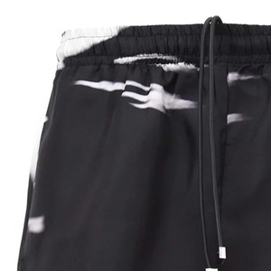 Shorts de pyjama confortables pour hommes avec taille élastique, vêtements de sport légers en satin de soie imprimé par sublimation, couleur unie - Product Image 4