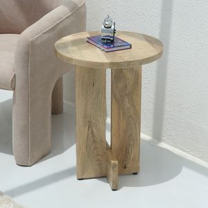 Mesa auxiliar de madera Corner Fit diseñada para aprovechar espacios pequeños con una forma práctica y una construcción duradera - Product Image 1