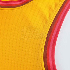 Uniforme de basket-ball personnalisable de qualité supérieure, design imprimé par sublimation, fabriqué en tissu doux et respirant pour un confort maximal - Product Image 4