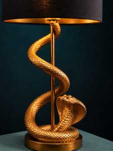 Lampe de table moderne de luxe Golden Cobra, abat-jour blanc, décoration intérieure, salon, base en aluminium, design durable, fabrication artisanale - Product Image 2