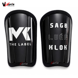Espinilleras de fútbol personalizadas de fibra de carbono con protectores de pierna de neopreno y calentadores, modelo para una alta protección. - Product Image 2