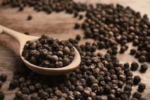 น้ำมันหอมระเหยพริกไทยดำ AROMA ATSIRI บริสุทธิ์ 100% คุณภาพพรีเมียม กลิ่นหอมแรงและรสเผ็ดร้อน เหมาะสำหรับใช้เป็นน้ำหอม - Product Image 2