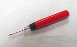 Enfile-aiguille lumineux AA0266 avec protection et piles incluses |   Découseur lumineux à manche rouge |   Pour la couture - Product Image 3