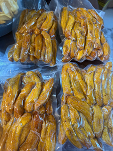 Fabrication de chips de bananes séchées moelleuses, collation sucrée vietnamienne à base de bananes, fruits secs emballés sous vide, exportation en vrac de bananes séchées - Product Image 1