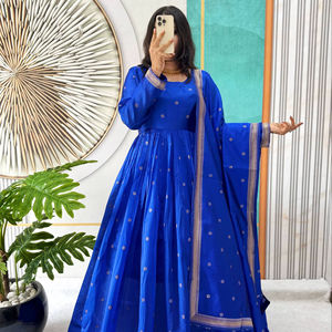 Vestido Exclusivo con Bordado en Algodón Zari, Lentejuelas, Encaje, Chiffon, Dupatta y Forro de Seda para Exportación B2B - Product Image 1