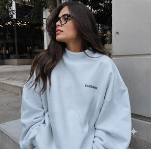 Sweat-shirt oversize à col montant tie-dye pour femme en molleton de coton bio délavé, coupe personnalisable avec logo sur le devant, vêtement streetwear - Product Image 1