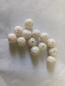 Cuentas Redondas Blancas de Hueso Talladas a Mano al por Mayor, Suministros para la Fabricación de Joyería Étnica Tribal, Proveedor Mayorista para Artesanos Globales - Product Image 4