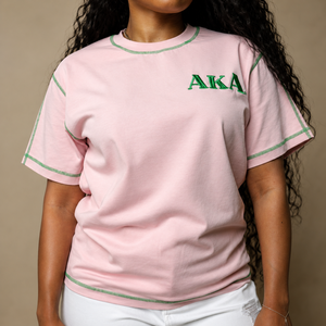 Camiseta Rosa de Cuello Redondo para Mujer con Bordado Verde Chenille, Corte Regular, Manga Corta, Logotipo Personalizado, AKA 1908 - Product Image 1
