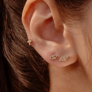 Piercing de Cruz con Diamantes Genuinos en Oro Sólido de 14K |   Labret de Diamante Real con Rosca Interna al por Mayor |   Joyería de Espalda Plana |   Zisma - Product Image 4