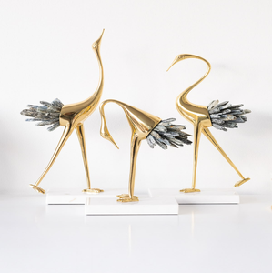 Modernas figuras de aves grullas doradas con detalles únicos de cristal gris en la cola, disponibles a precios de mayorista. - Product Image 1