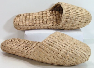 Chaussons artisanaux vietnamiens en jacinthe d'eau, chaussures en fibres naturelles tressées pour usage intérieur et domestique, vente en gros - Product Image 2