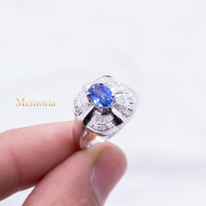 Bague en or blanc massif 14 carats avec saphir bleu naturel ovale et diamants baguette, halo festonné, Memoria Jewels, vente en gros - Product Image 4