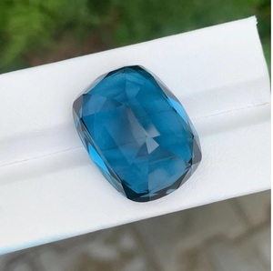 Topacio Azul de Londres Natural, 26x20x14mm, Corte Cojín Alargado, Gema Facetada de 65 Quilates, Tratada Térmicamente para Colgante - Product Image 4