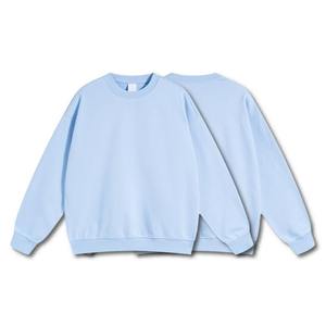 Sudadera unisex azul claro de cuello redondo, corte regular, tejido de algodón, estilo casual para otoño con logo estampado en relieve. - Product Image 1