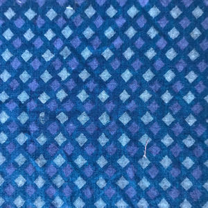 Tela de algodón estampada a mano con motivos indigo – Patrón geométrico de diamantes en azul y lila |   Venta al por Mayor de Textiles Indios - Product Image 1