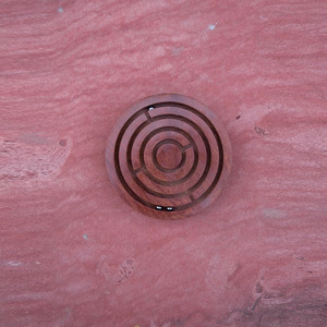 Rompecabezas de laberinto circular de madera hecho a mano con caminos intrincados para un juego de entrenamiento cerebral estimulante para el disfrute familiar - Product Image 4