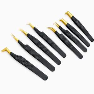 Pinces à cils noires de haute qualité avec pointes dorées de précision et poignées ergonomiques texturées antidérapantes - Product Image 2