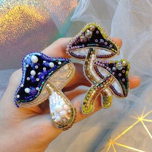 Broche artisanale MD HANDICRAFTS, broderie perlée, épinglette décorative faite à la main, embellissements élégants, exquise pour les occasions de mariage - Product Image 6