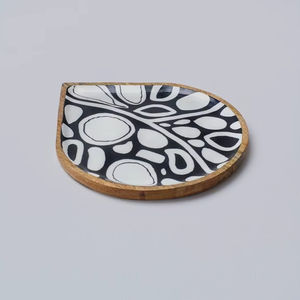 Plateau de service en bois Mina pour salades, chocolats et fromages, forme goutte d'eau, émail monochrome noir et blanc, céramique, forme minimaliste pour apéritifs - Product Image 4