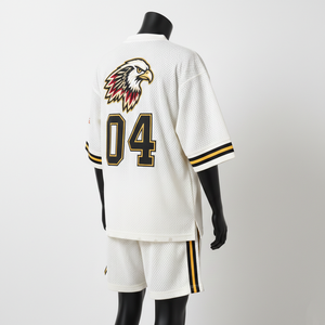 Conjunto corto de jersey de malla de poliéster suave de 220 GSM, negro y dorado, estilo atlético, con panel de rayas y logotipo estampado en serigrafía. - Product Image 4